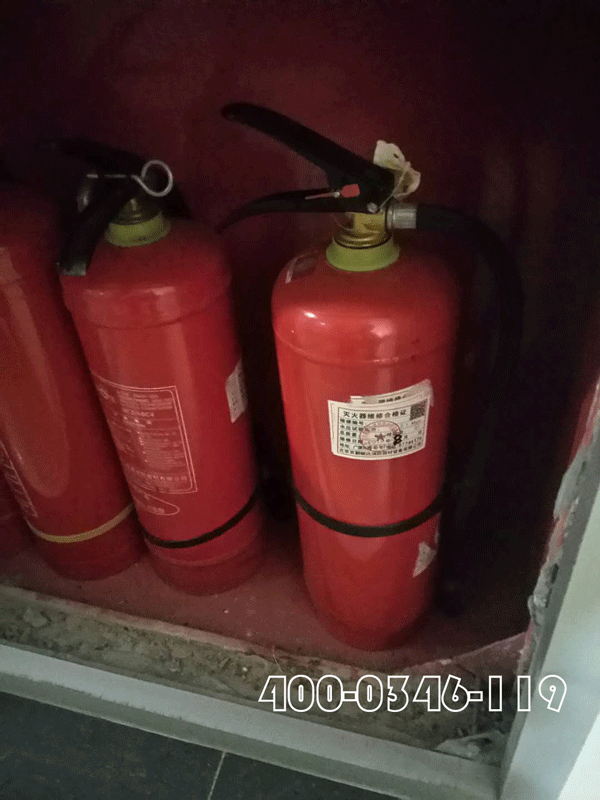 住宅樓內堆放垃圾自然引起火災物業承擔什么責任？